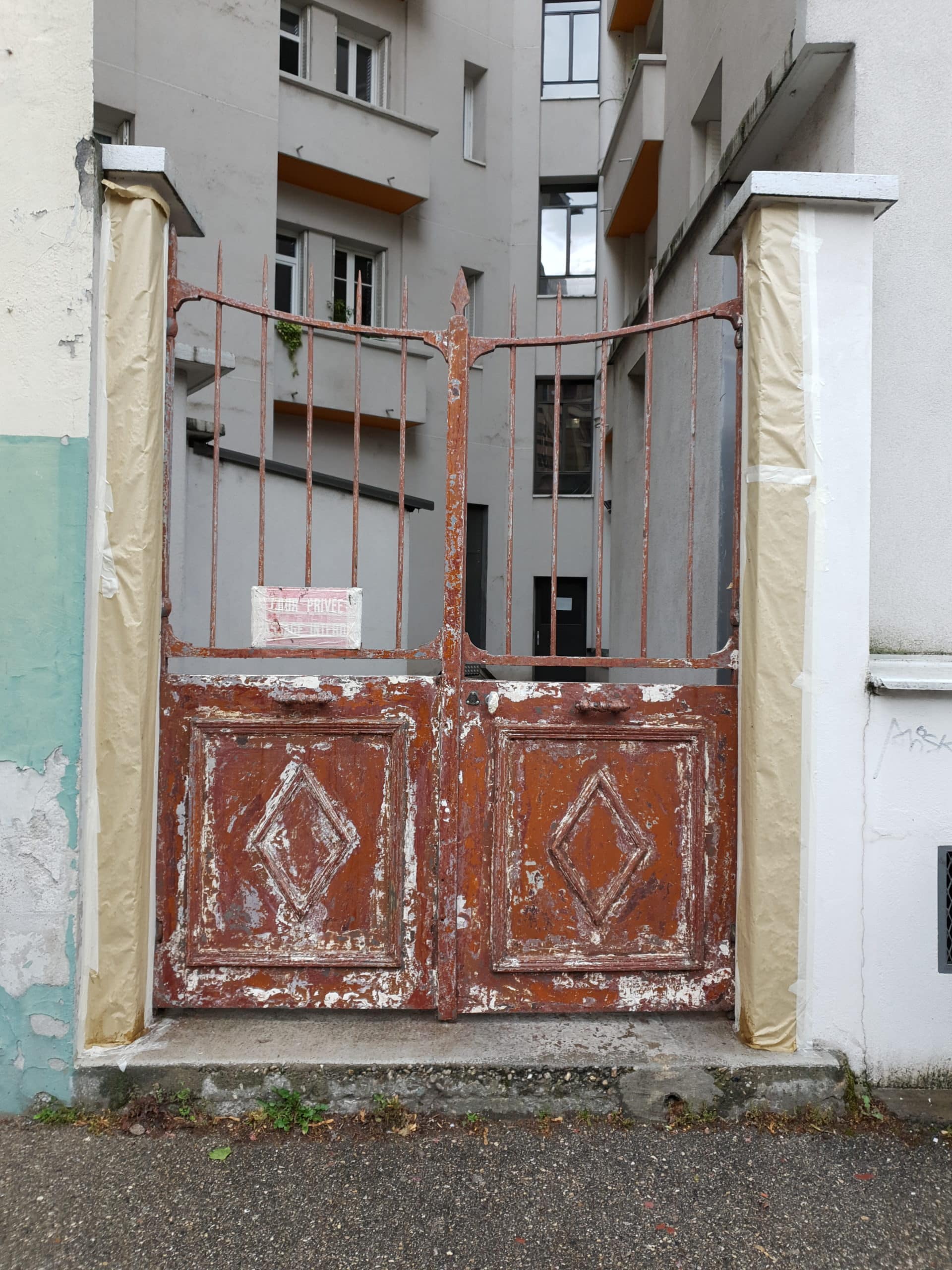 Grille rouillée portail balcon, rénovation et peinture de